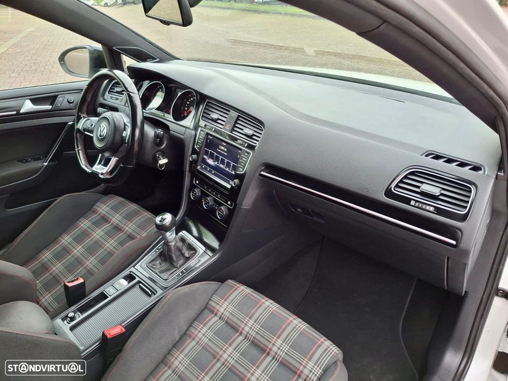 VW Golf GTI Performance BlueMotion - 21