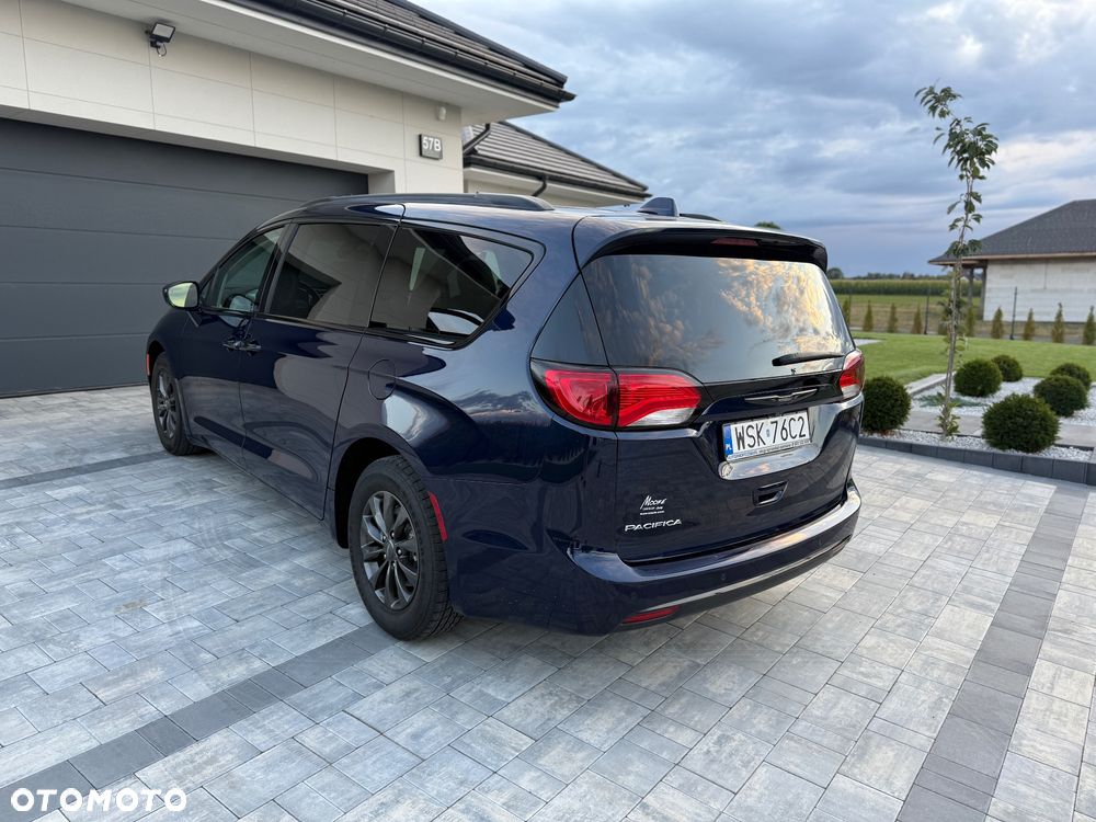 Chrysler Pacifica - 16