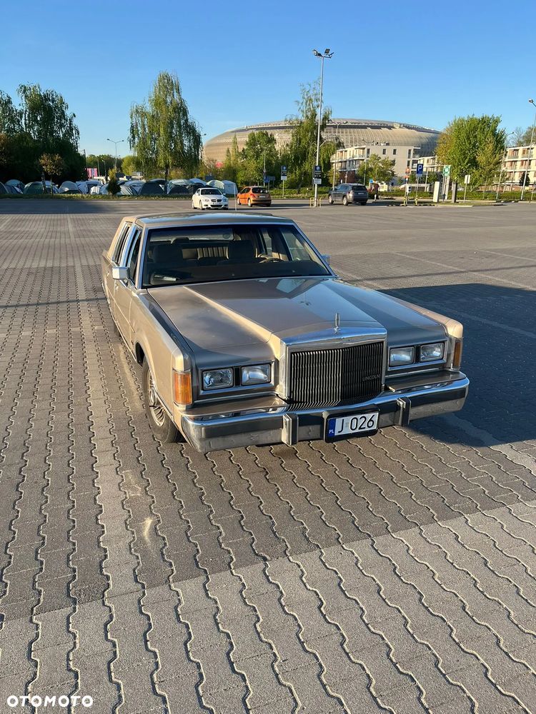 Lincoln Town Car - 2