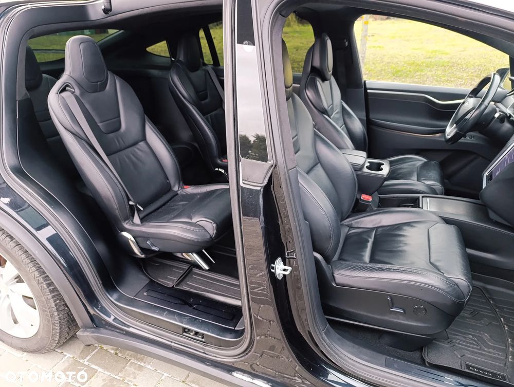 Tesla Model X - 8