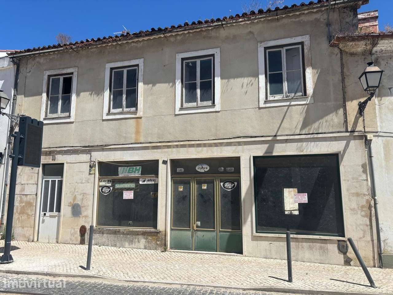Prédio para recuperação com vista para o rio em Torres Novas