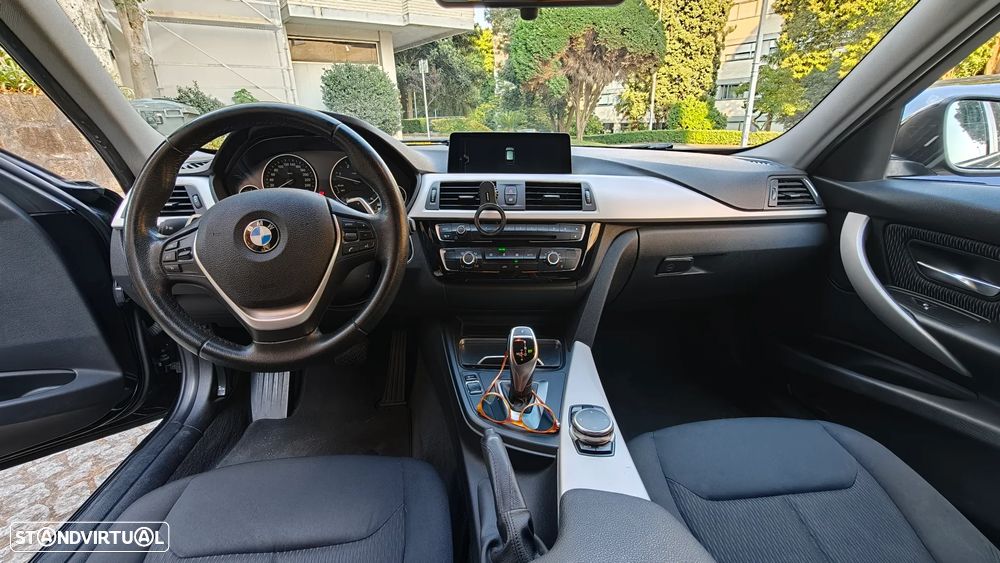 BMW 320 d Advantage Auto — fotografia 12