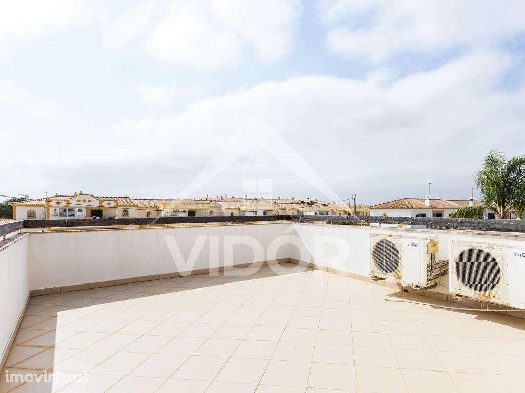 Moradia V4 - condomínio fechado com piscina em Albufeira - Grande imagem: 2/14