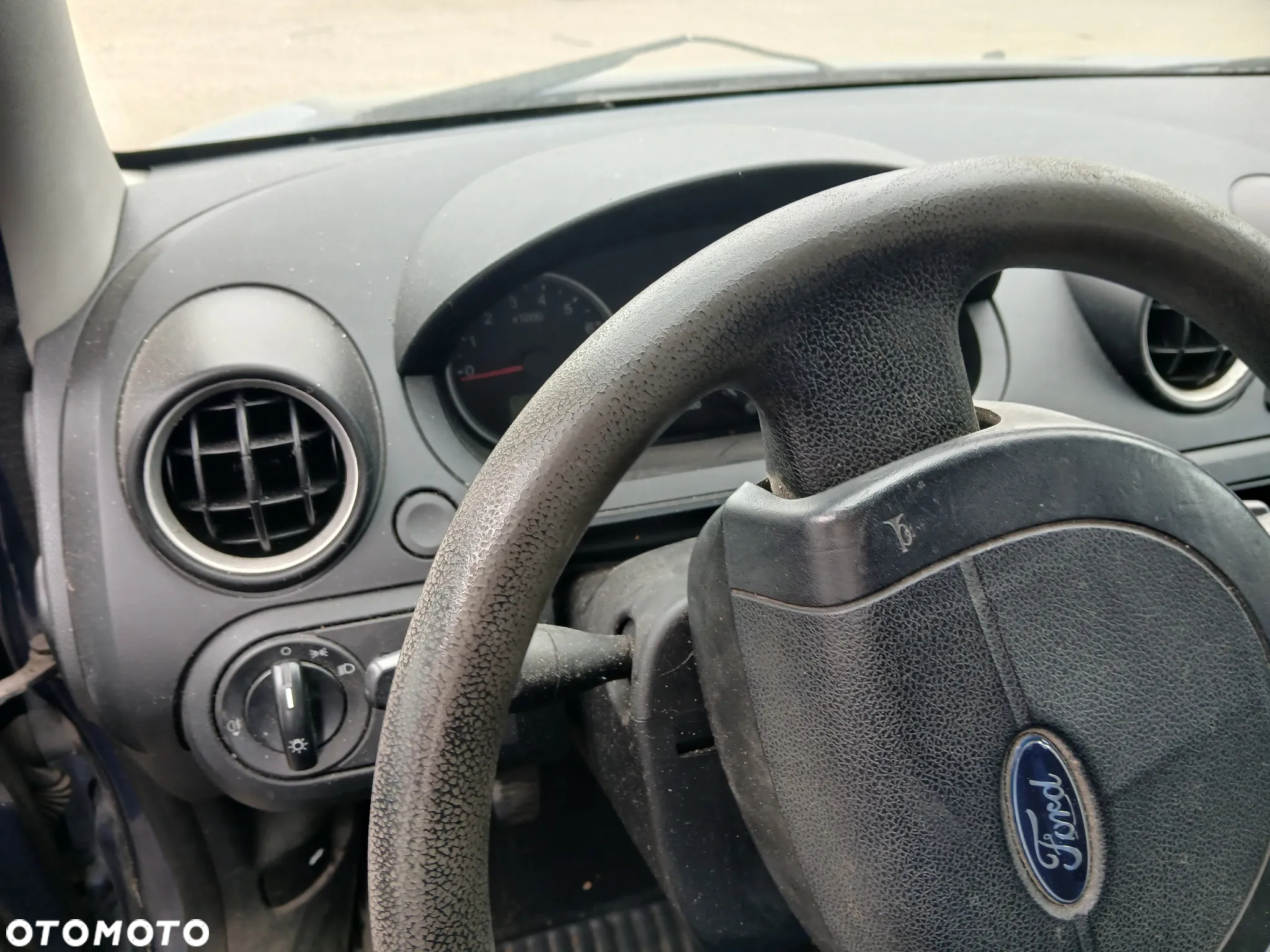 ford fiesta MK6 44 fotel fotele kanapa deska kokpit podsufitka boczek boczki klamka podłokietnik - 4