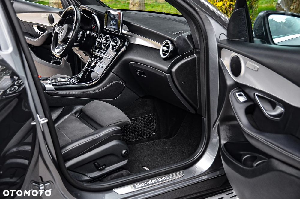 Mercedes-Benz GLC 250 4Matic 9G-TRONIC AMG Line - 31