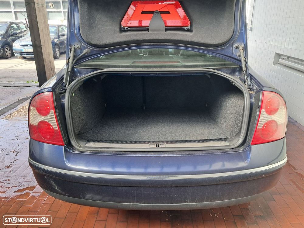 VW Passat 1.9 TDi Highline - 14