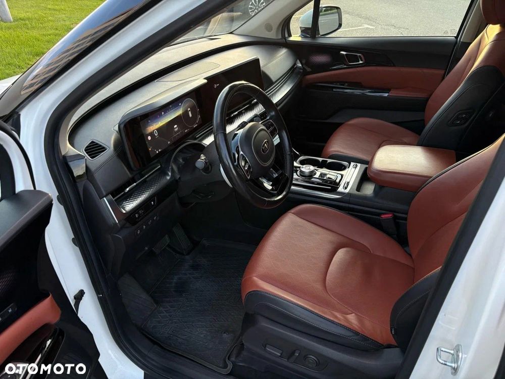 Kia Carnival - 16