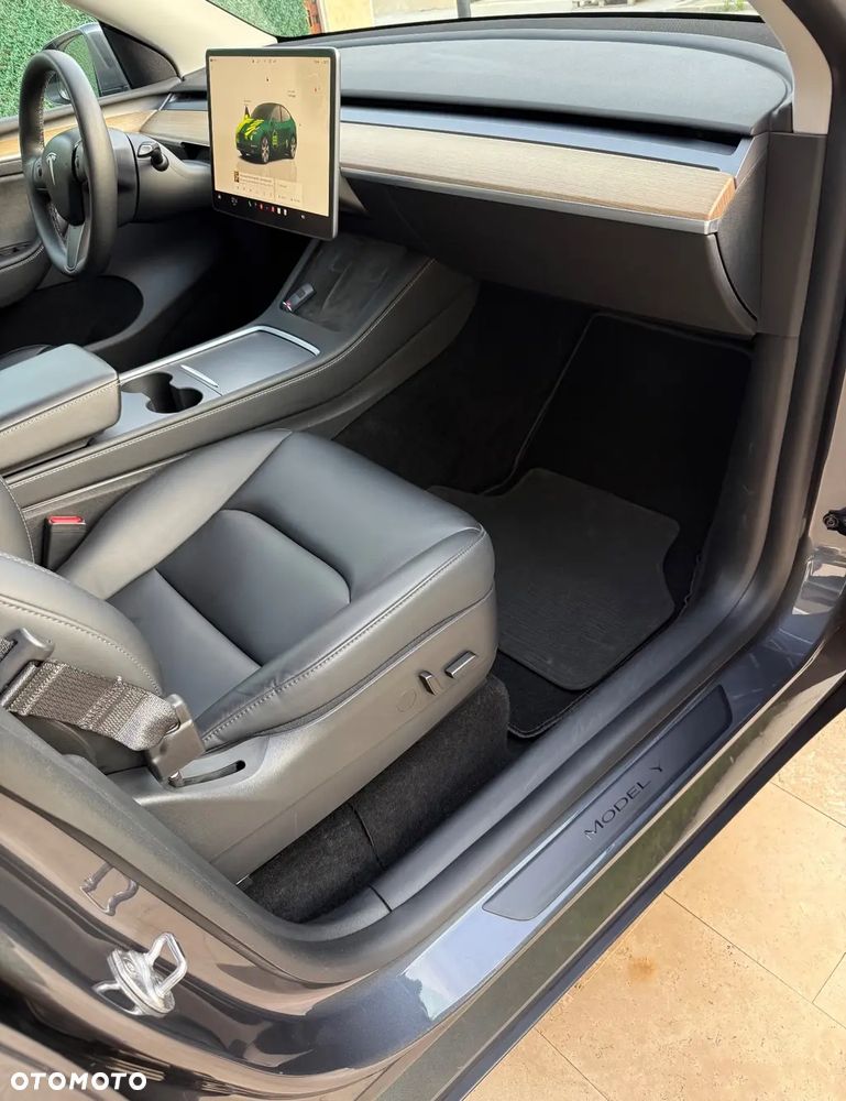 Tesla Model Y Long Range Dual Motor AWD - 11