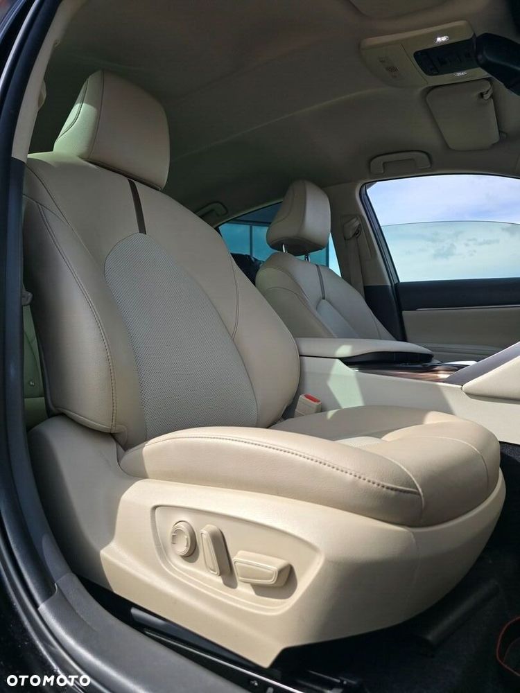 Toyota Camry 2.5 Hybrid Executive CVT - 30