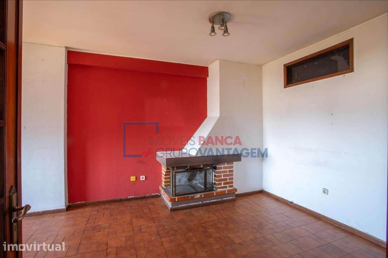 Apartamento T2 com arrecadação localizado em Santa Marinha