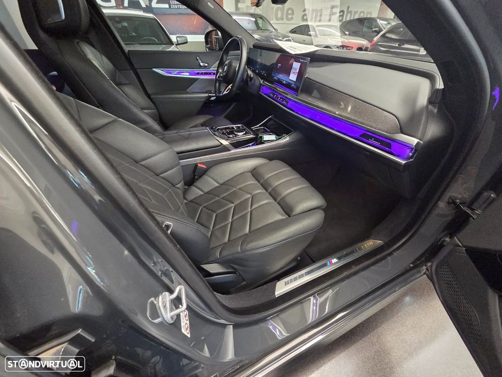 BMW i7 - 12