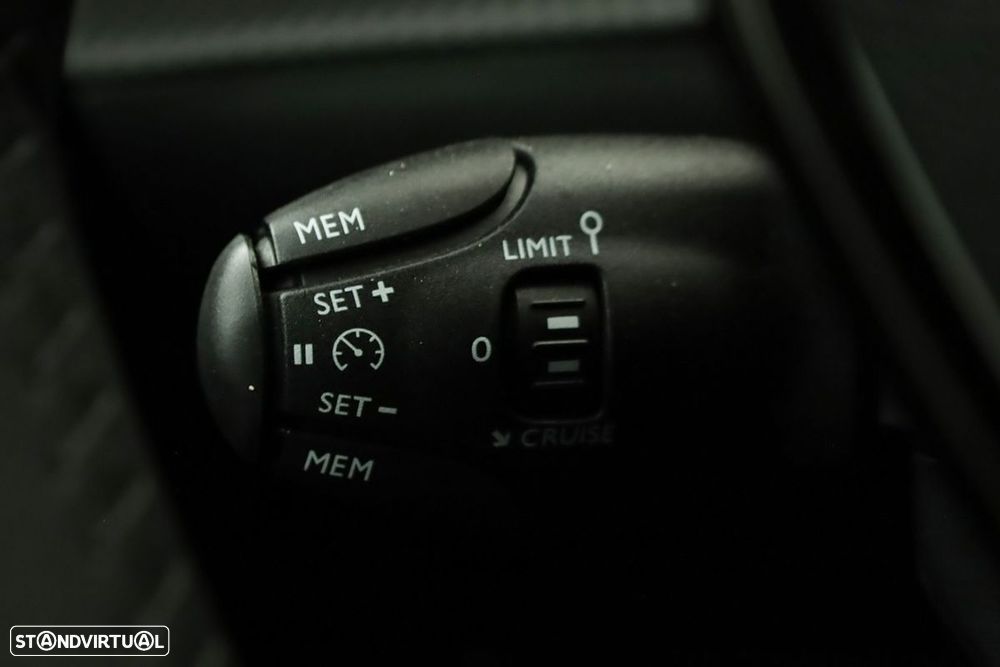 Peugeot e-2008 54 kWh Allure - 18