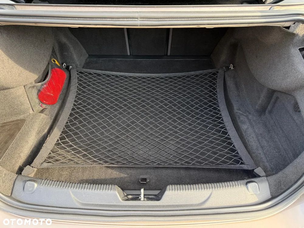 Jaguar XE 2.0 D R-Sport - 39