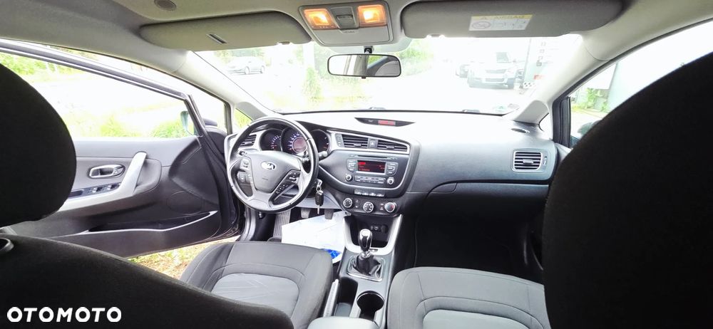 Kia Ceed 1.6 GDI ISG SW Dream Team Edition - 32