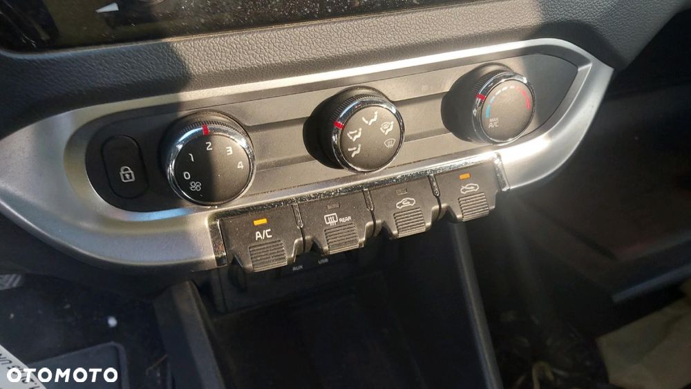 Kia Rio 1.2 L - 6
