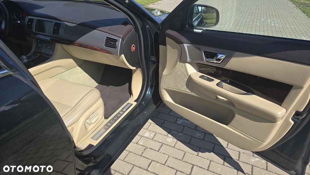 Jaguar XF 2.7 V6 D Premium Luxury - 18