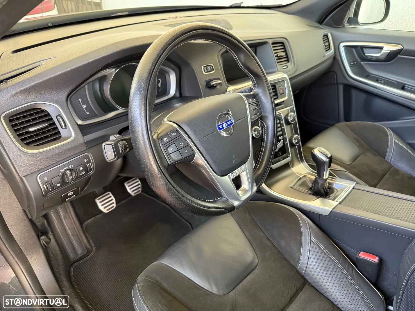 Volvo V60 2.0 D4 R-Design - 26