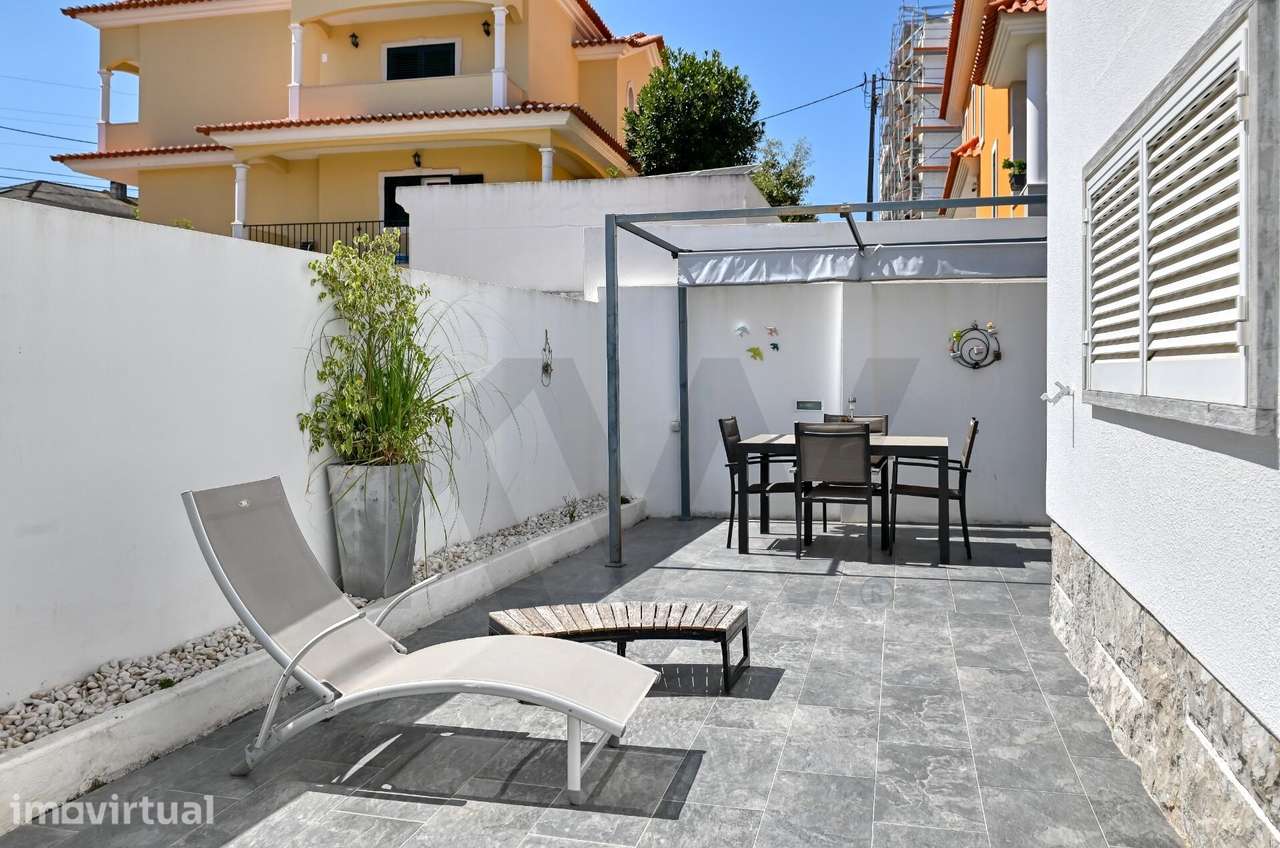 Moradia renovada com 5 quartos e potencial bi-familiar em Porto Salvo. - Grande imagem: 4/46