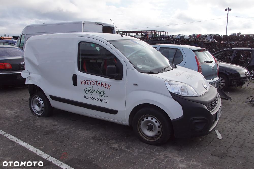 Auto na części - Fiat Fiorino III Lift 1.3 Multijet 80 KM 55283775 55247534 249 2021R Silnik Skrzynia Drzwi Maska Zderzak Błotnik Lampa Lusterko Szyba Klamka Deska Kokpit Sterownik Moduł Czujnik Licznik Kierownica Panel - 9