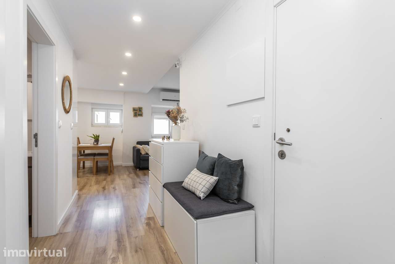Remodelado com Logradouro de 40 m² no Barreiro - Grande imagem: 2/32