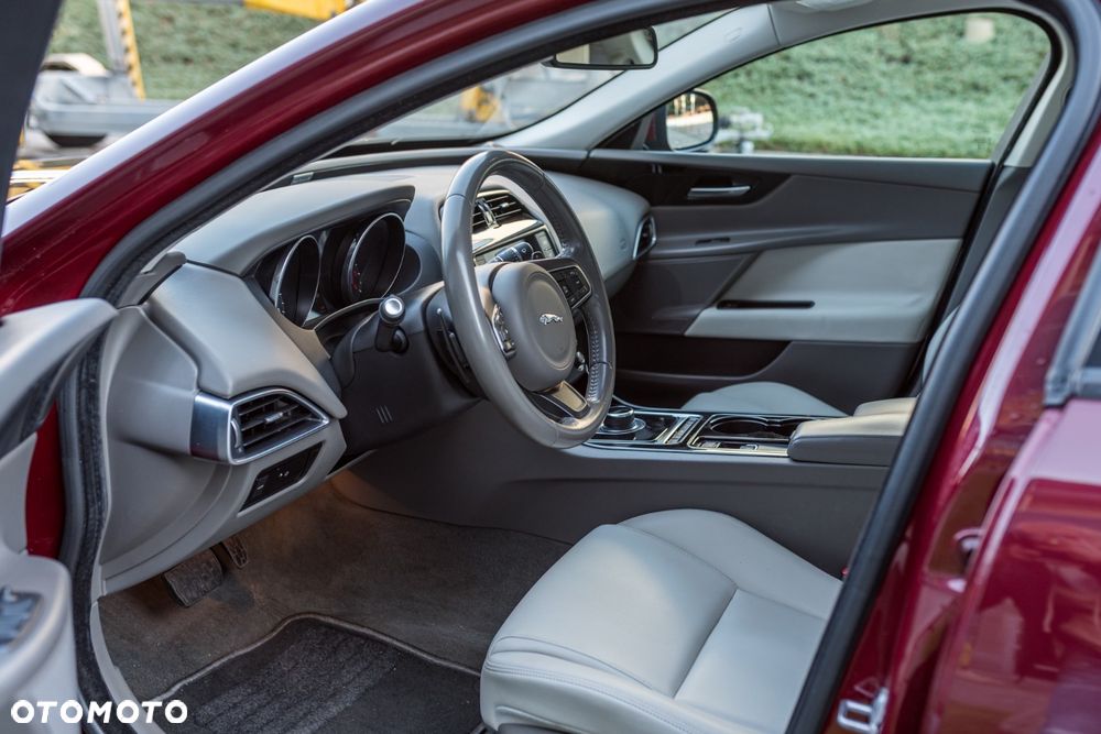 Jaguar XE 2.0 T Prestige - 10