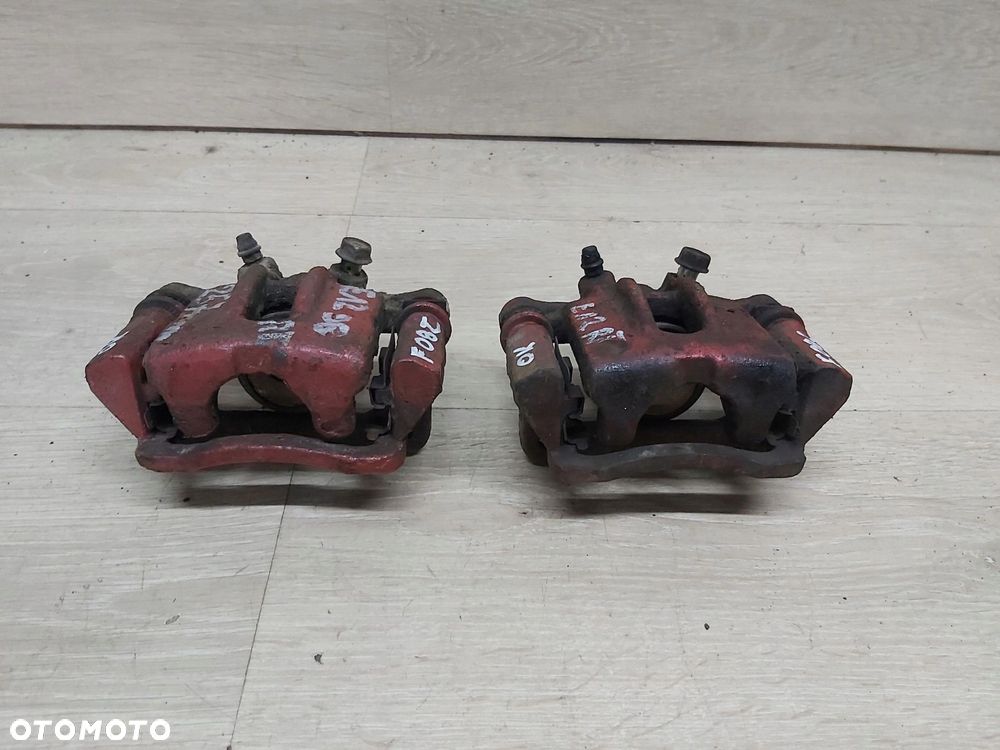 Toyota Corolla E12 zacisk jarzmo prawy tył - 2