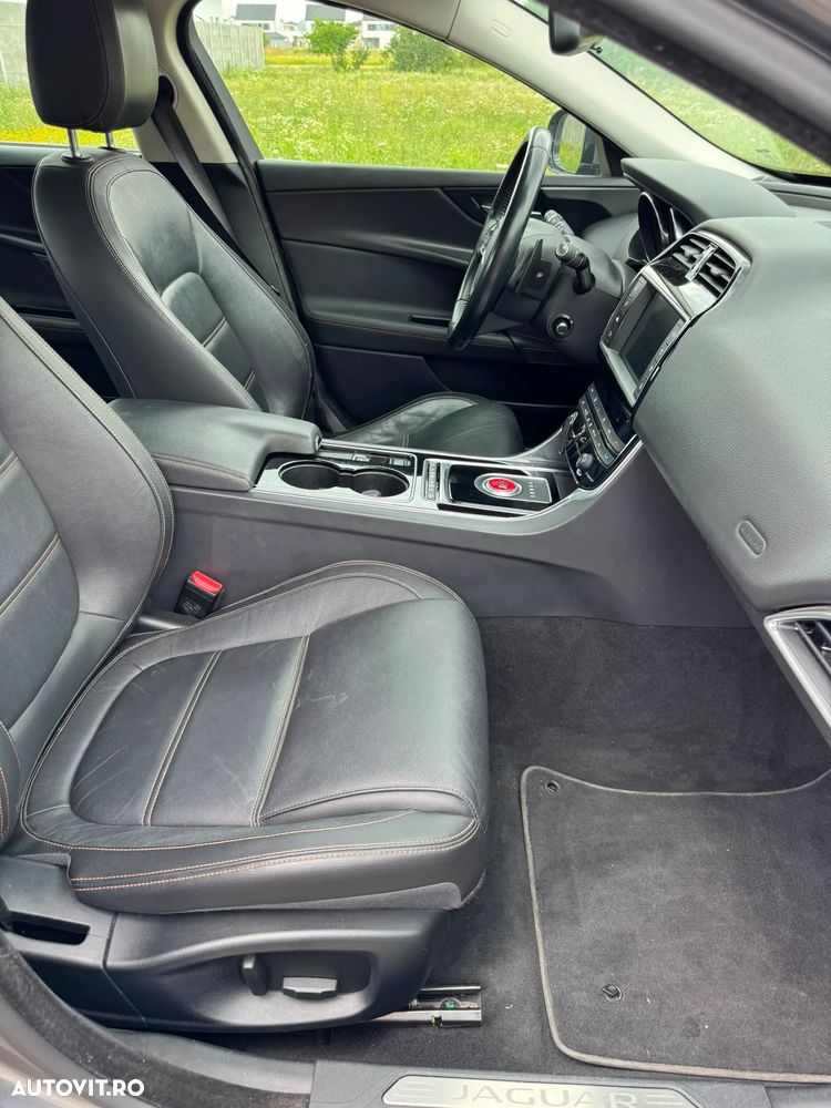 Jaguar XE 2.0 Prestige - 11