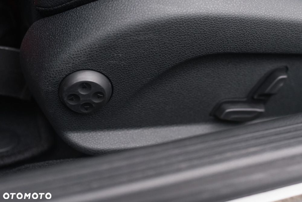 Mercedes-Benz Klasa C 300 9G-TRONIC - 25