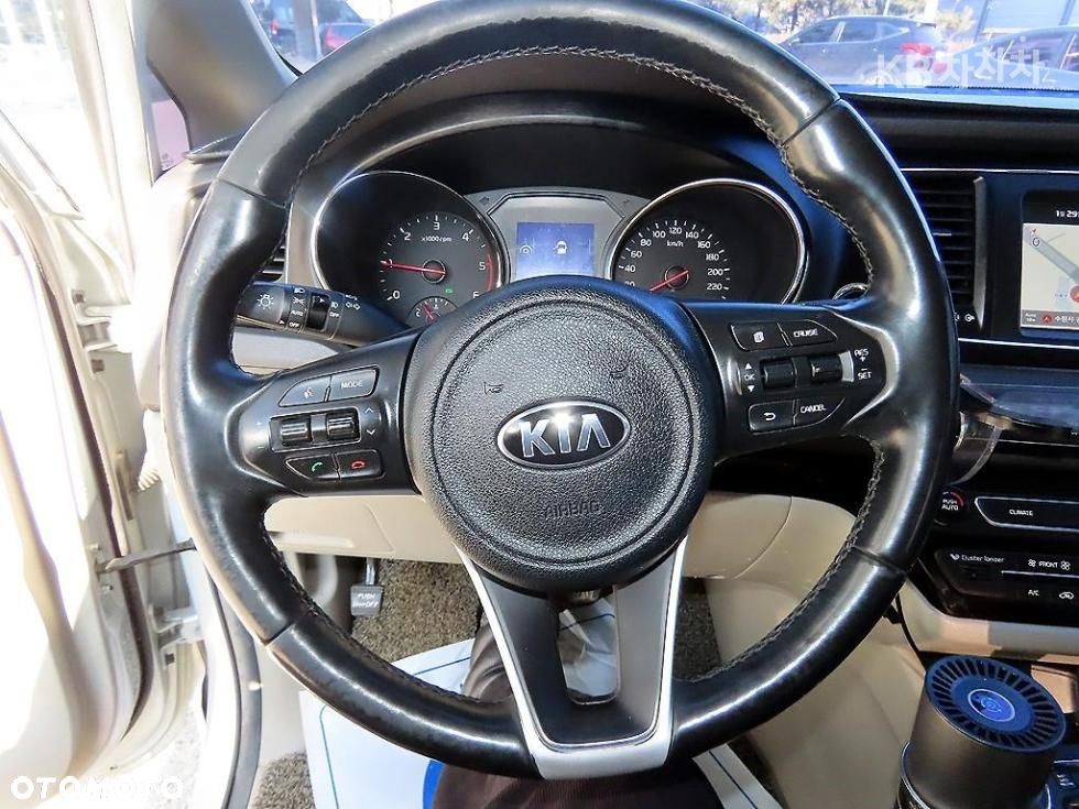 Kia Carnival - 9