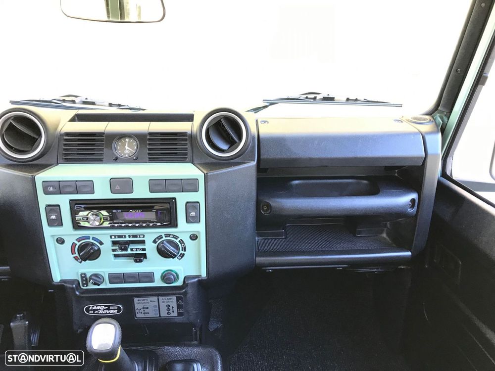 Land Rover Defender - 41