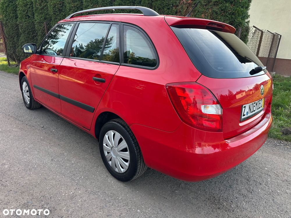 Skoda Fabia 2011 photo 3
