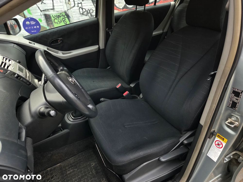 Toyota Yaris 1.3 - 9