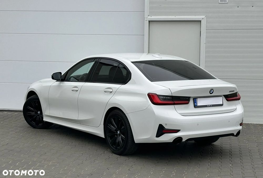 BMW Seria 3 330i Sport - 13
