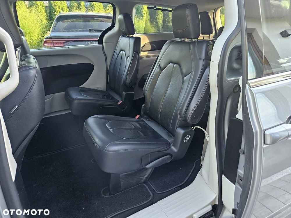 Chrysler Pacifica - 11
