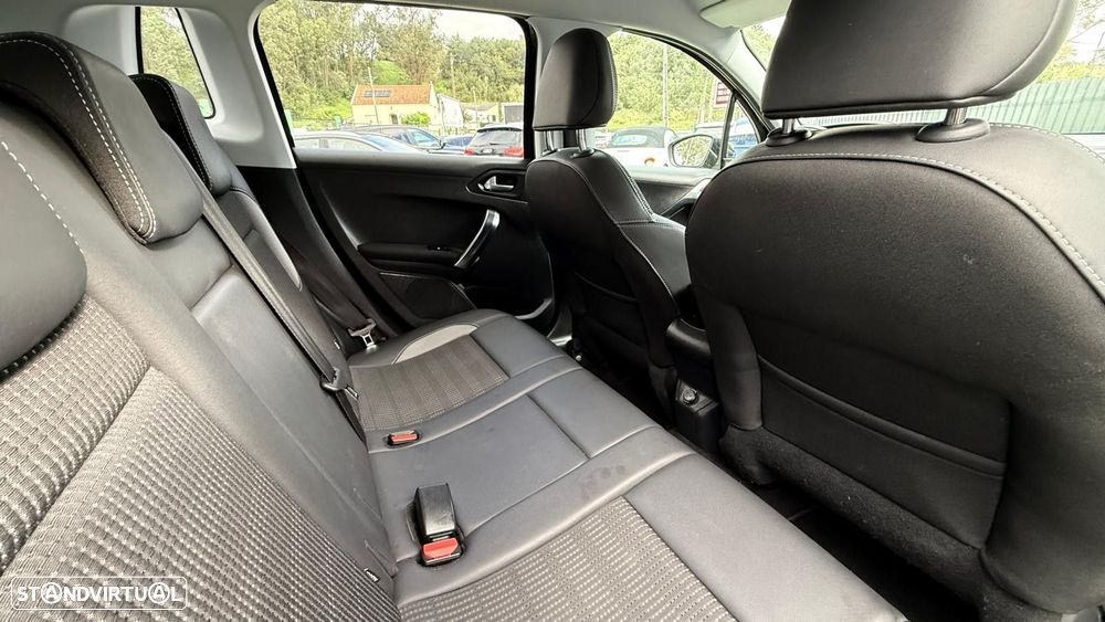 Peugeot 2008 1.2 PureTech Allure EAT6 - 36