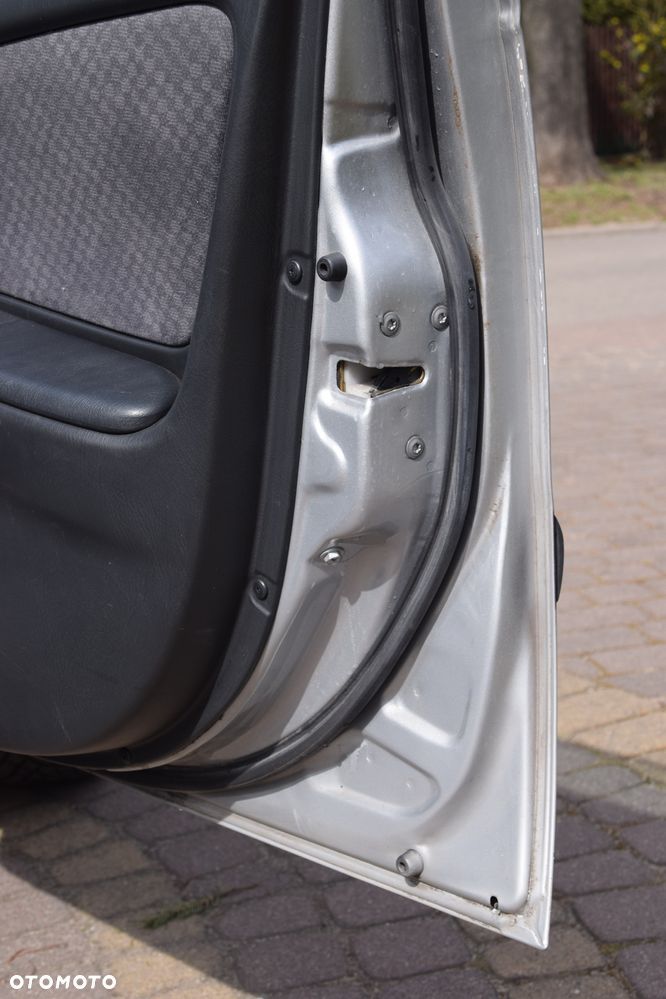 Toyota Avensis 1.6 VVT-i Terra - 22