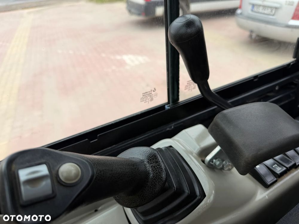 Yanmar SV18 Koparka Gąsienicowa 2 tony. Długie ramię PLUS. Szybkozłącze plus łyżka kopiąca. Rozsuwane Hydr. podwozie! Sprowadzona z Gospodarstwa Norweskiego! Maszyna jak Nowa z Salonu! 2017 rok. 1200 mtg! Gąsienice bez zużycia jak Nowe! szybka wolna jazda. Ani deka luzów i wycieków. OKAZJA Dodatkowe sekcje Hydrauliczne pod młot i wiertnice. Fabryczny lakier na podzespołach! Zebatki w pięknym stanie. Ogrzewana wentylowana Kabina. OKAZJA TANIO - 30