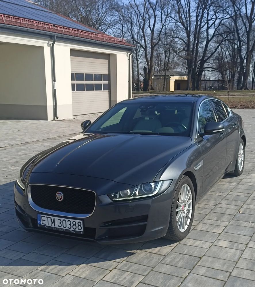 Jaguar XE 2.0 D Portfolio - 6
