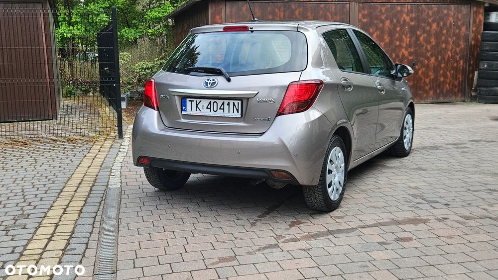 Toyota Yaris Hybrid 100 Dynamic - 13
