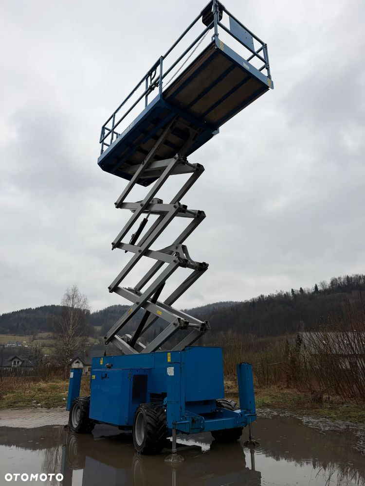Genie Zwyżka Terenowa GS-4069RT Podnośnik Nożycowy Dźwig 14,5 metra jak Nowa z salonu! 960 mtg. 2013 rok, Pochodzi z Norweskiego urzędu Komuny. Zadbana! 4x4 Silnik Kubota. Zero Luzów i wycieków. Aktualne Serwisy DEKRA BMWT. Wysuwany Balkon. Sterowana z dołu i góry. Okazja Tanio !! Dokumentacja! Bez DPF, adBLUE - 17