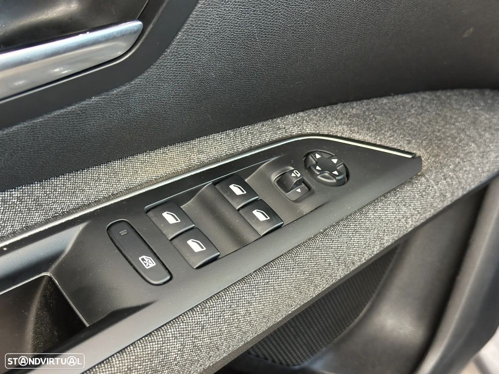 Peugeot 3008 1.6 HDi Allure J18 - 20