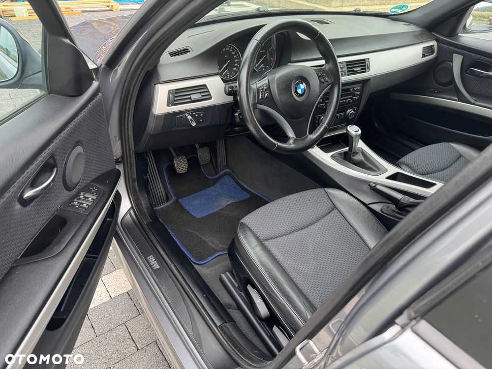 BMW Seria 3 320d DPF Touring - 15