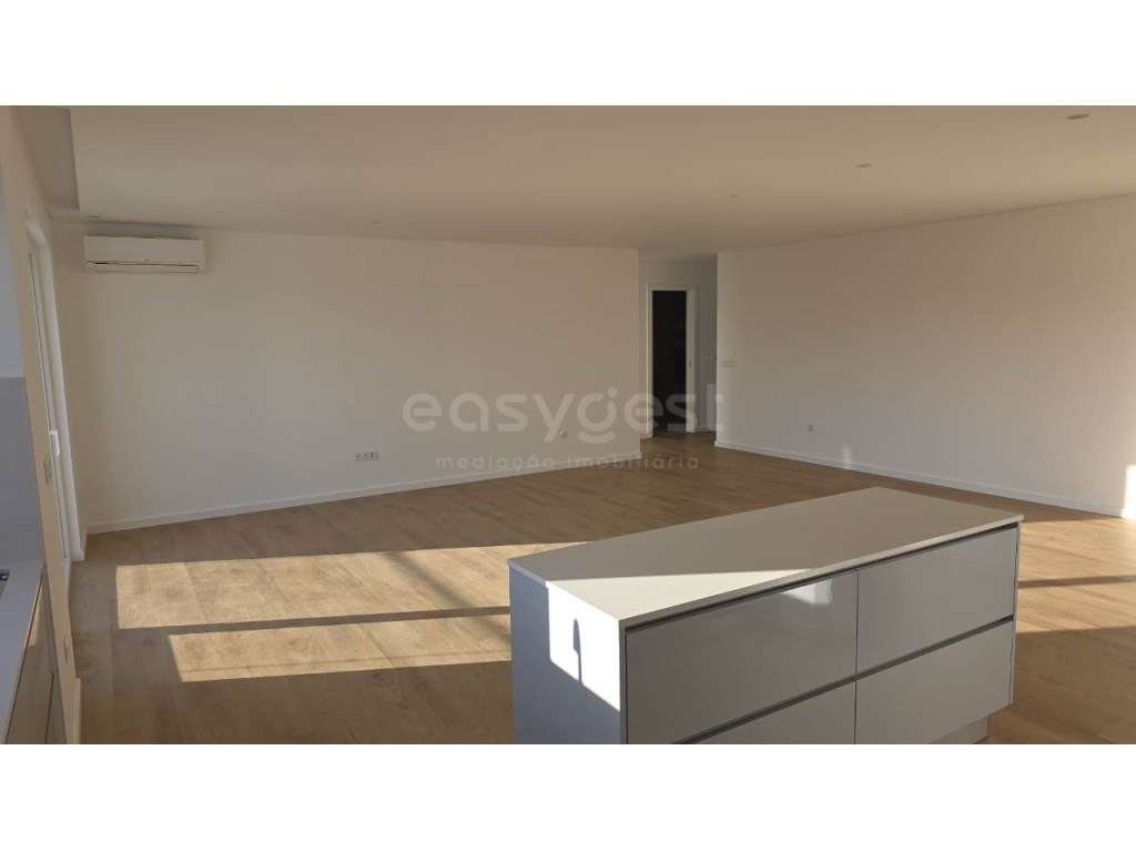 Apartamento T3 com Acabamentos de Excelência e Localização Central ... - Grande imagem: 2/21
