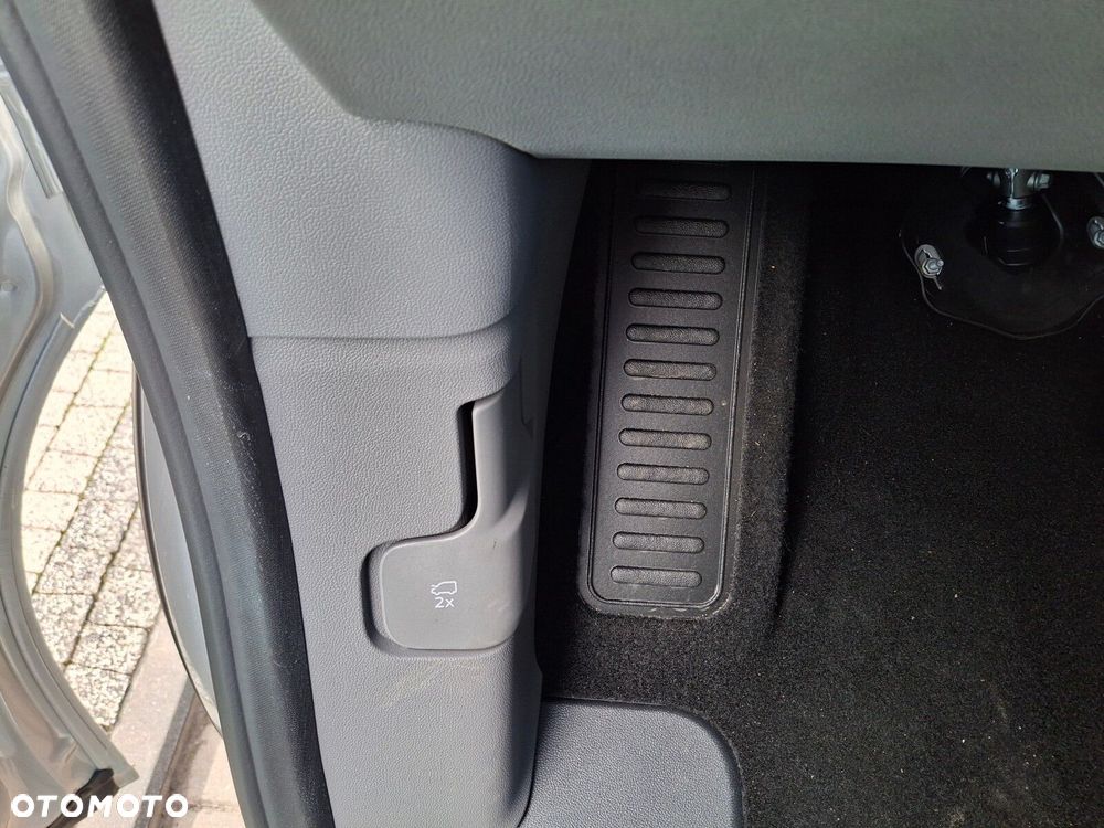 Volkswagen Caravelle - 12