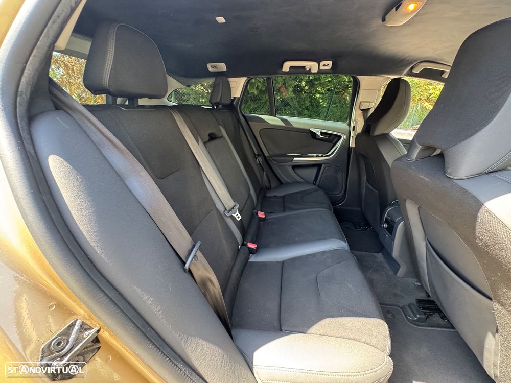 Volvo V60 2.0 D3 Momentum - 12