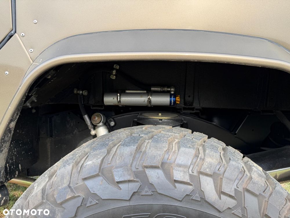Land Rover Defender - 24