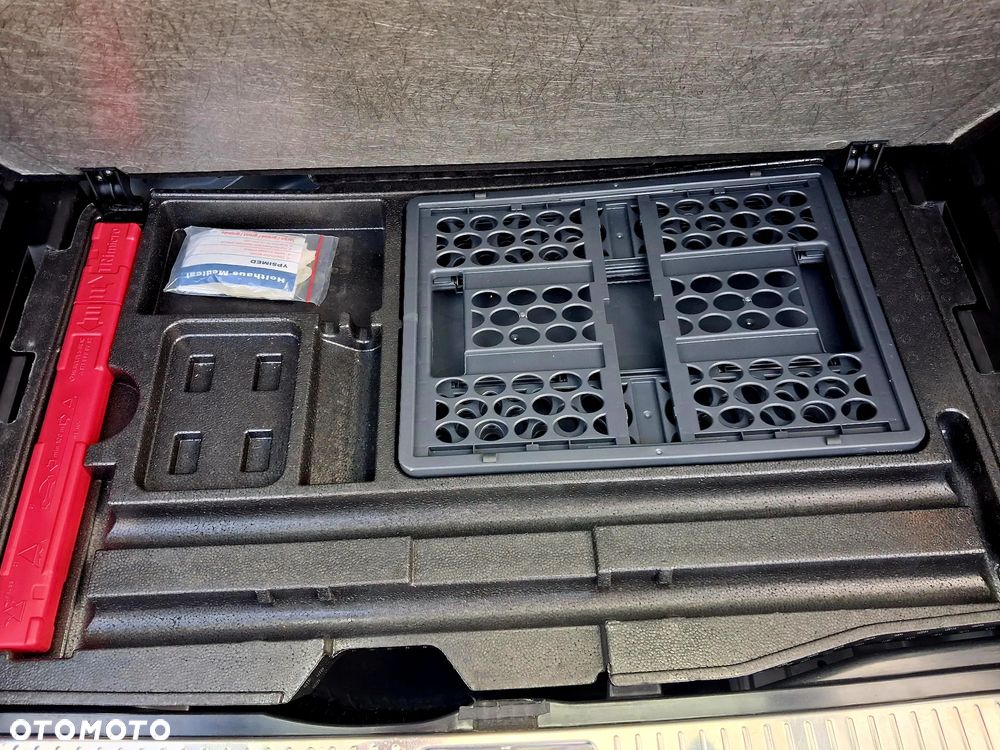 Mercedes-Benz Klasa C 180 CGI Automatik BlueEFFICIENCY Elegance - 30