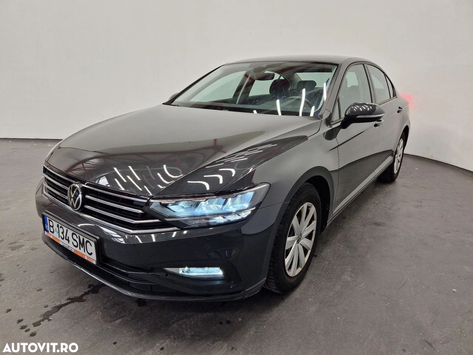 Volkswagen Passat - 1