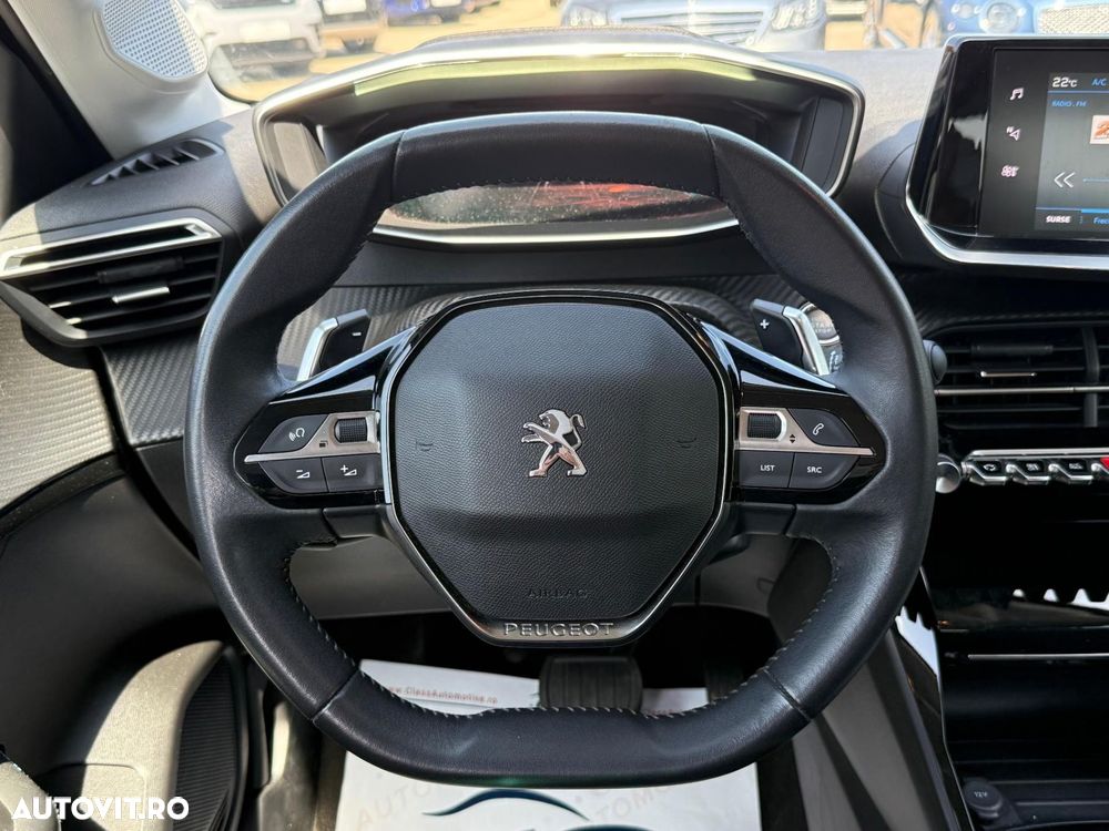 Peugeot 208 - 8