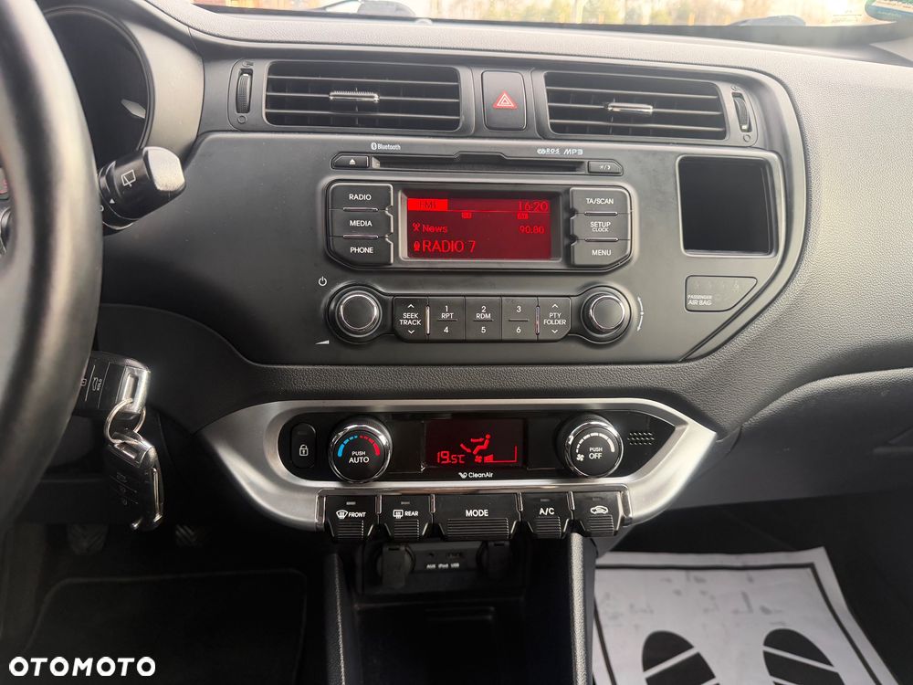 Kia Rio 1.2 Dream Team Edition - 31